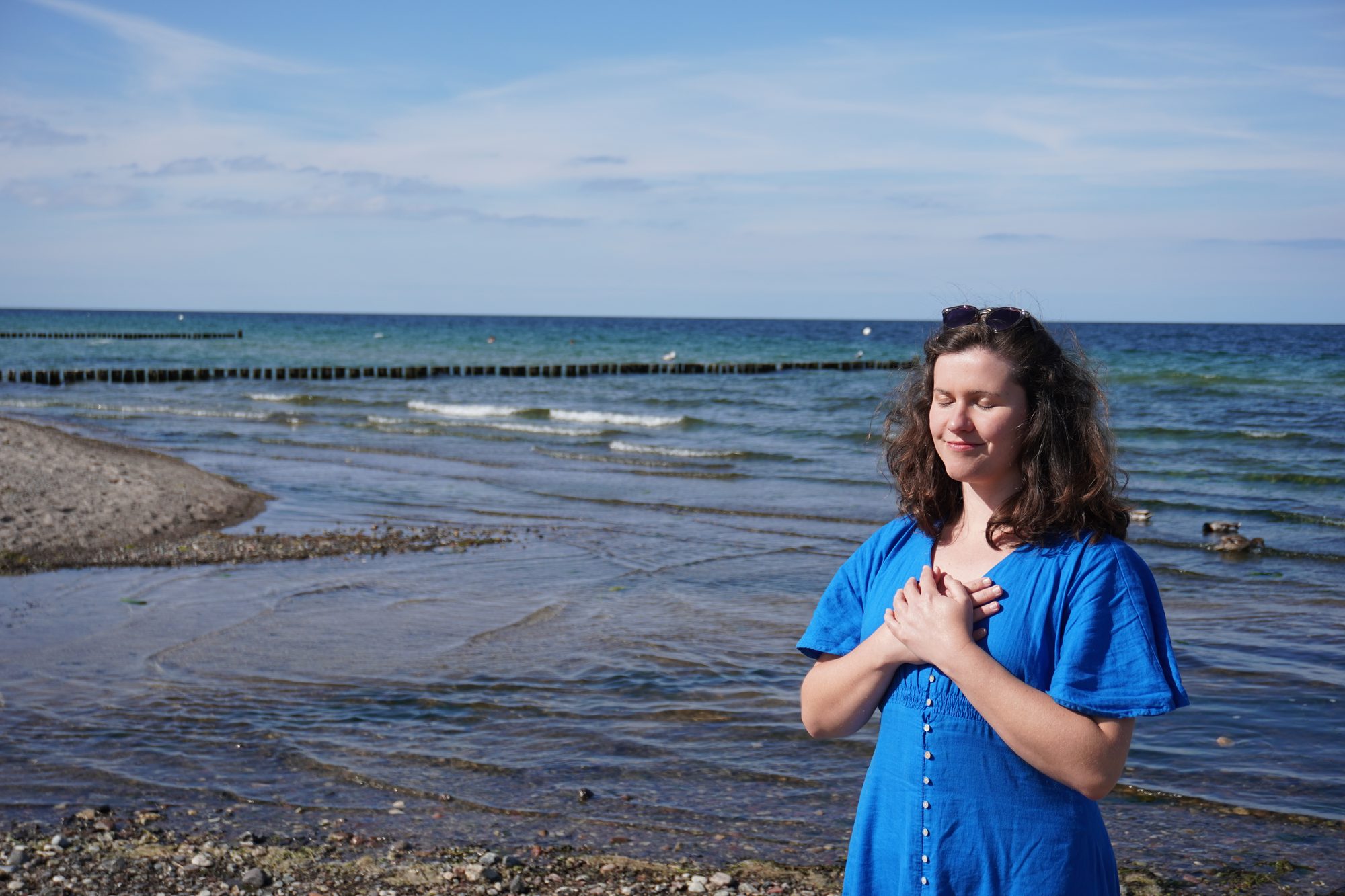 Rebecca Fackler am Ostseestrand, Hände auf dem Herzen