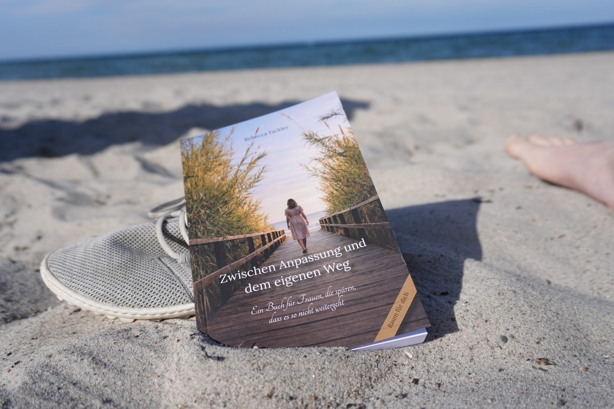 Das Buch Zwischen Anpassung und dem eigenen Weg am Ostseestrand