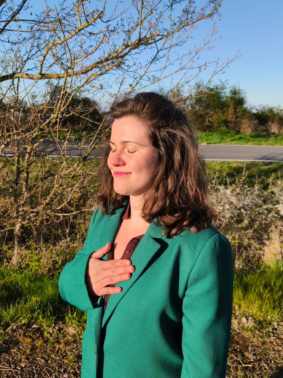 Rebecca Fackler mit der Hand auf dem Herzen, Augen geschlossen