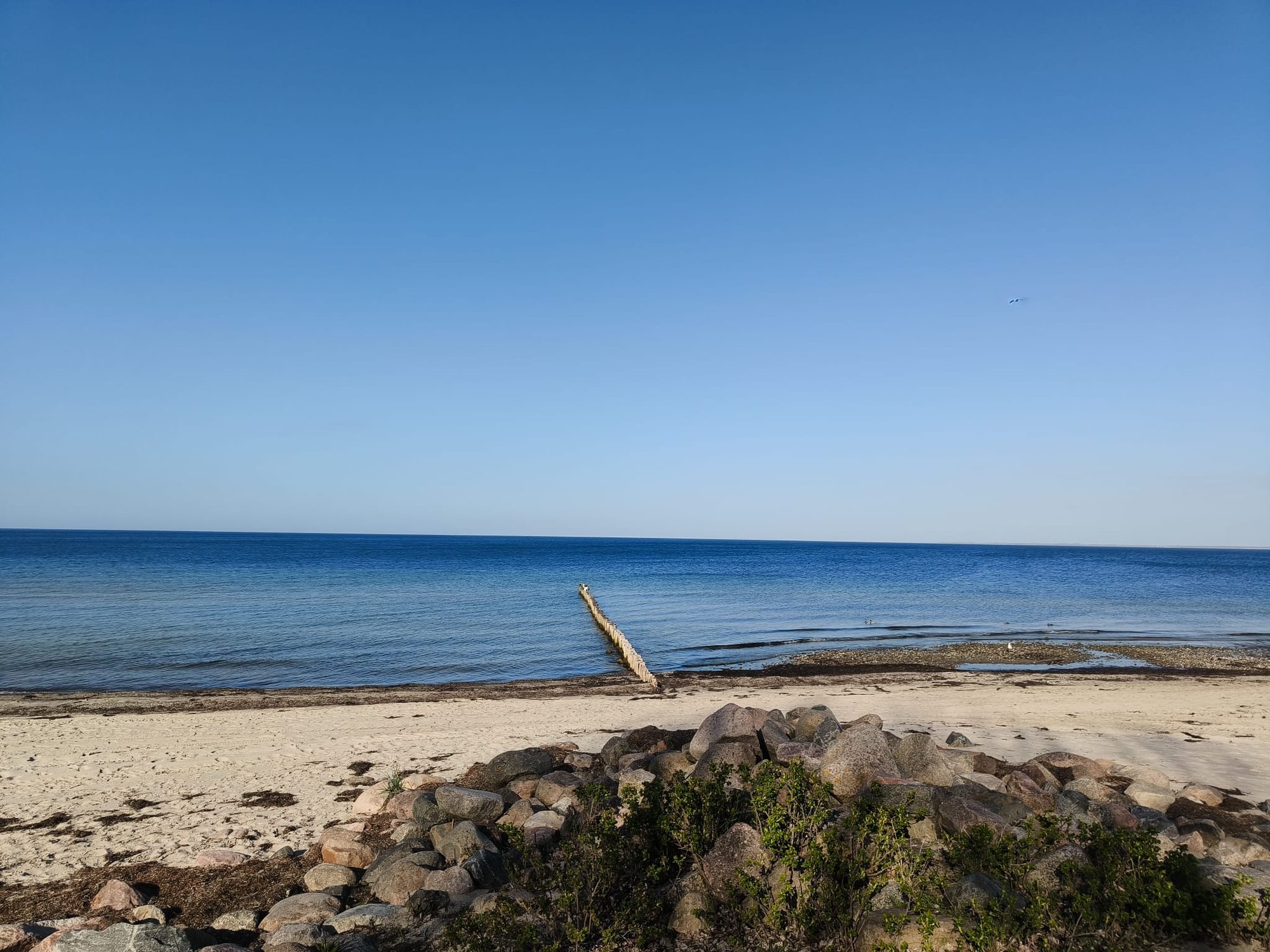Bohlenweg am Strand von Boltenhagen, der ans Meer führt