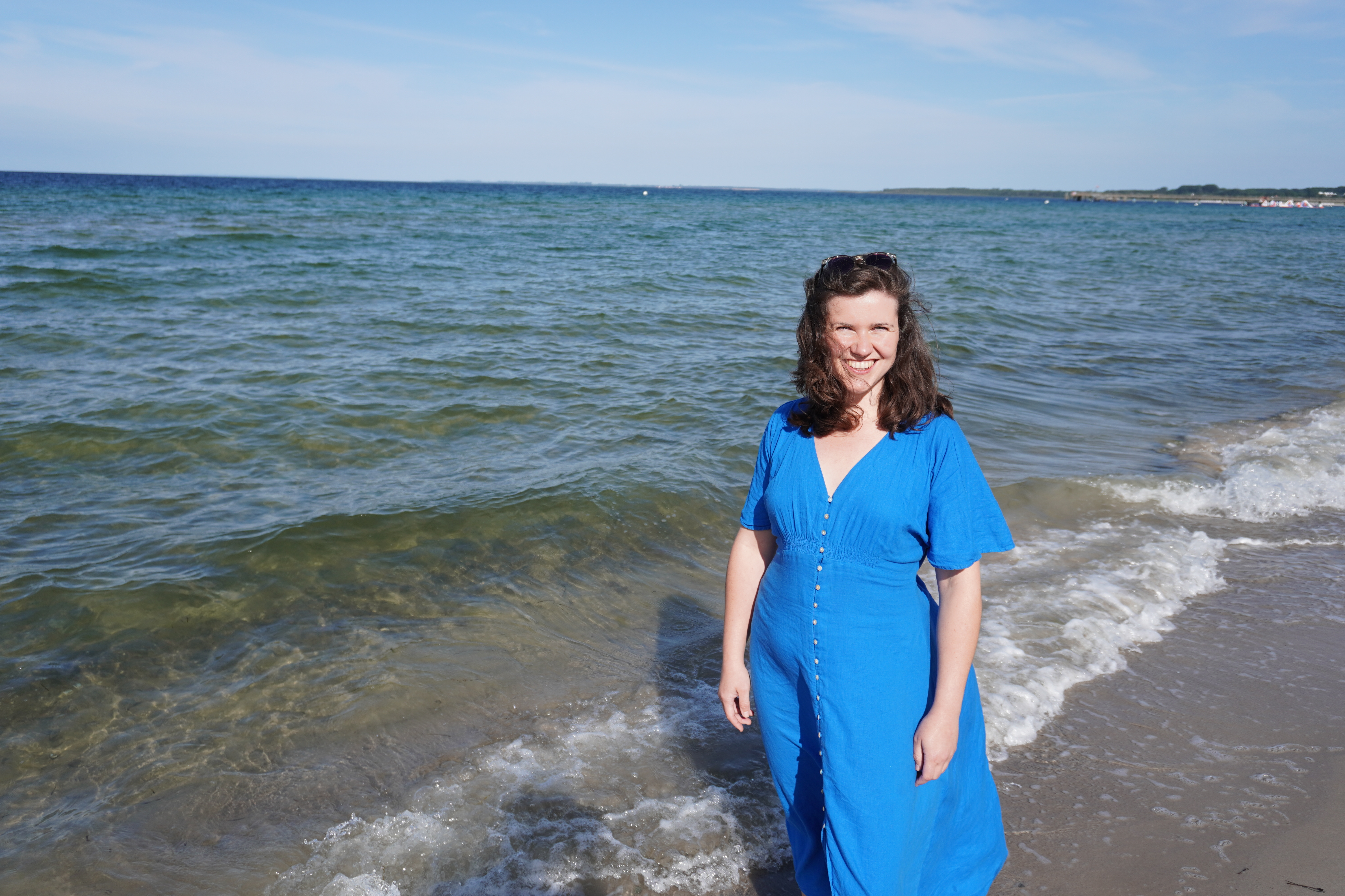 Rebecca Fackler am Ostseestrand, lächelnd