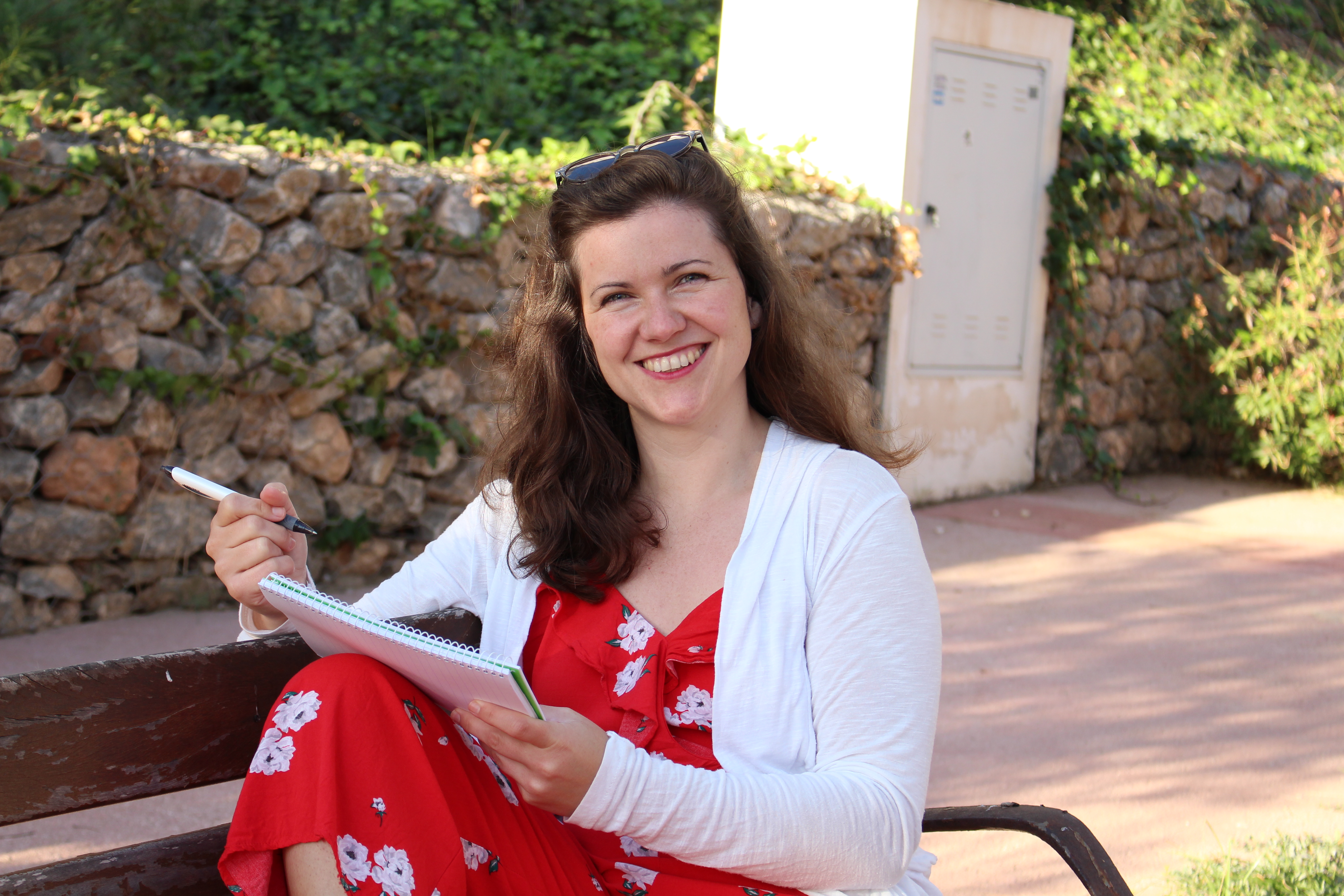 Rebecca Fackler, sitzend mit Block und Stift