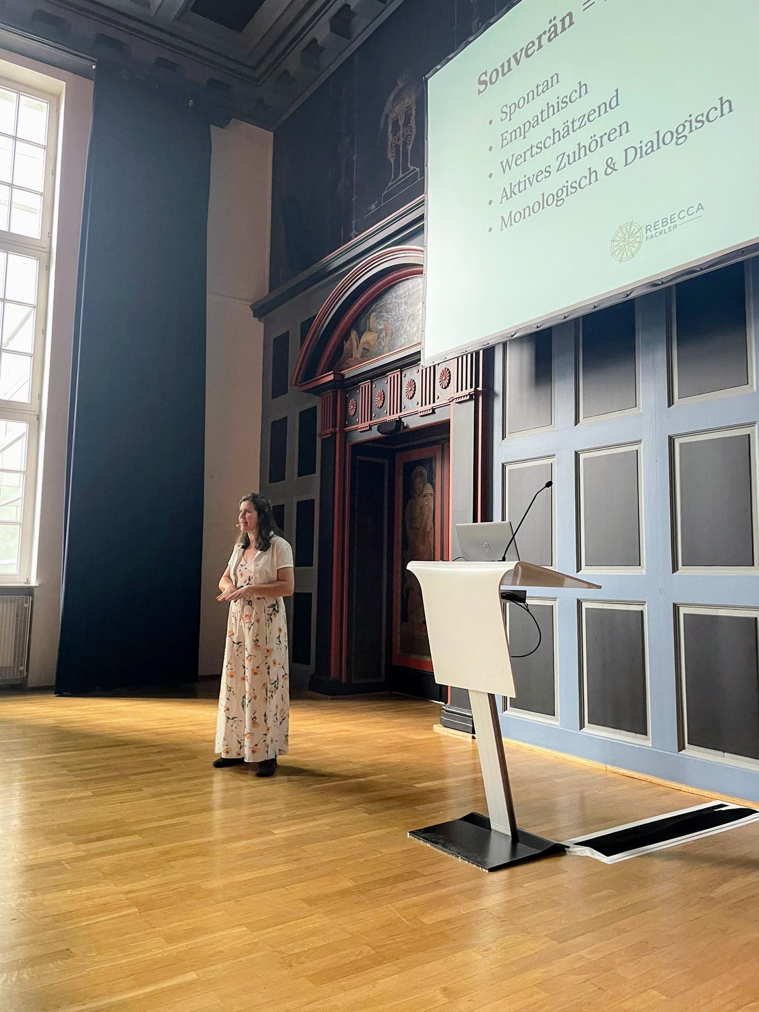 Rebecca Fackler spricht auf dem Karrieretag in Kassel