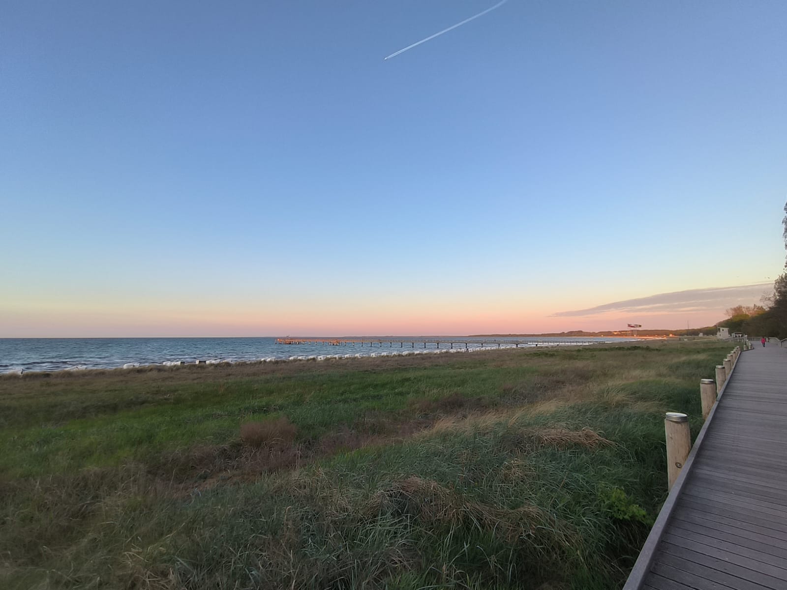 Bohlenweg an der Ostsee bei Boltenhagen im Abendlicht