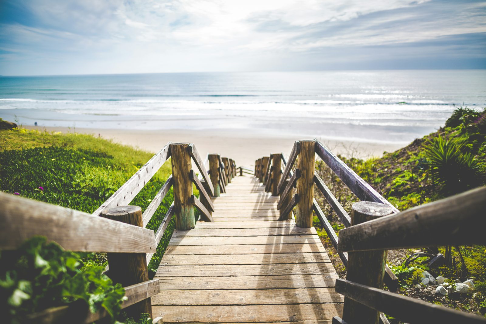 Ein Stufenweg führt hinunter zum Strand